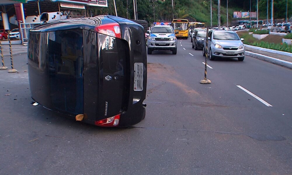 Jovem capota carro após bater em poste e atingir outro veículo no Canela